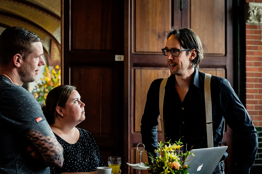 Albert in gesprek met bruidspaar.