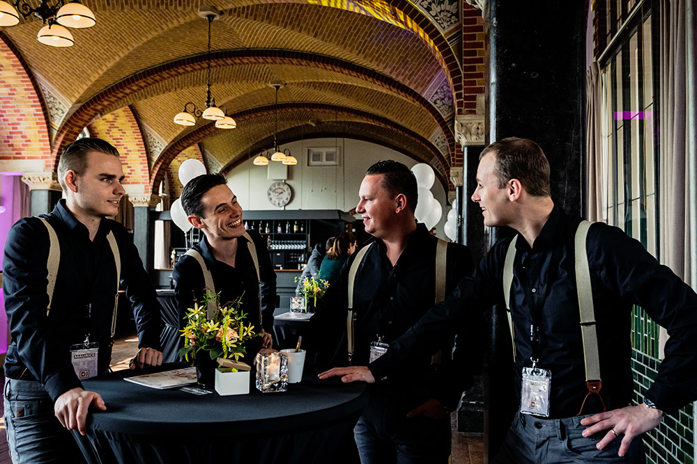 DJ's samen in gesprek.