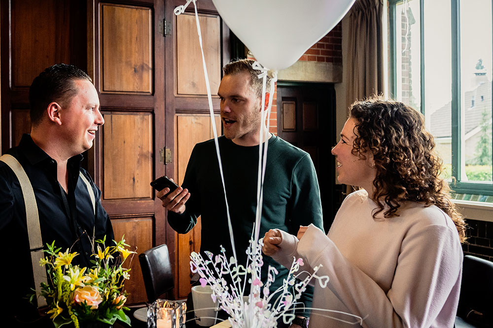 Ferry in gesprek met bruidspaar.