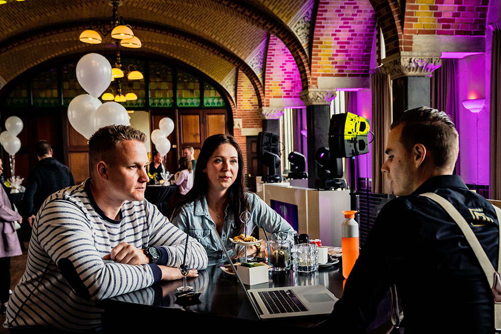 DJ Maurice in gesprek met een bruidspaar.