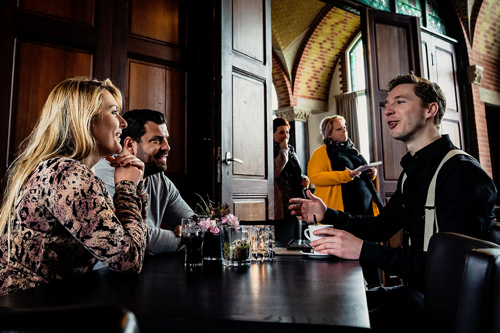 DJ Wesley in gesprek met een bruidspaar.