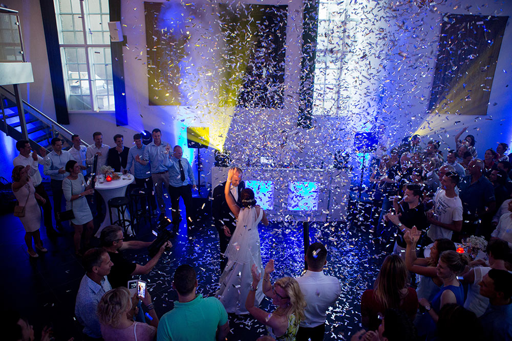 Drive in show met confetti.